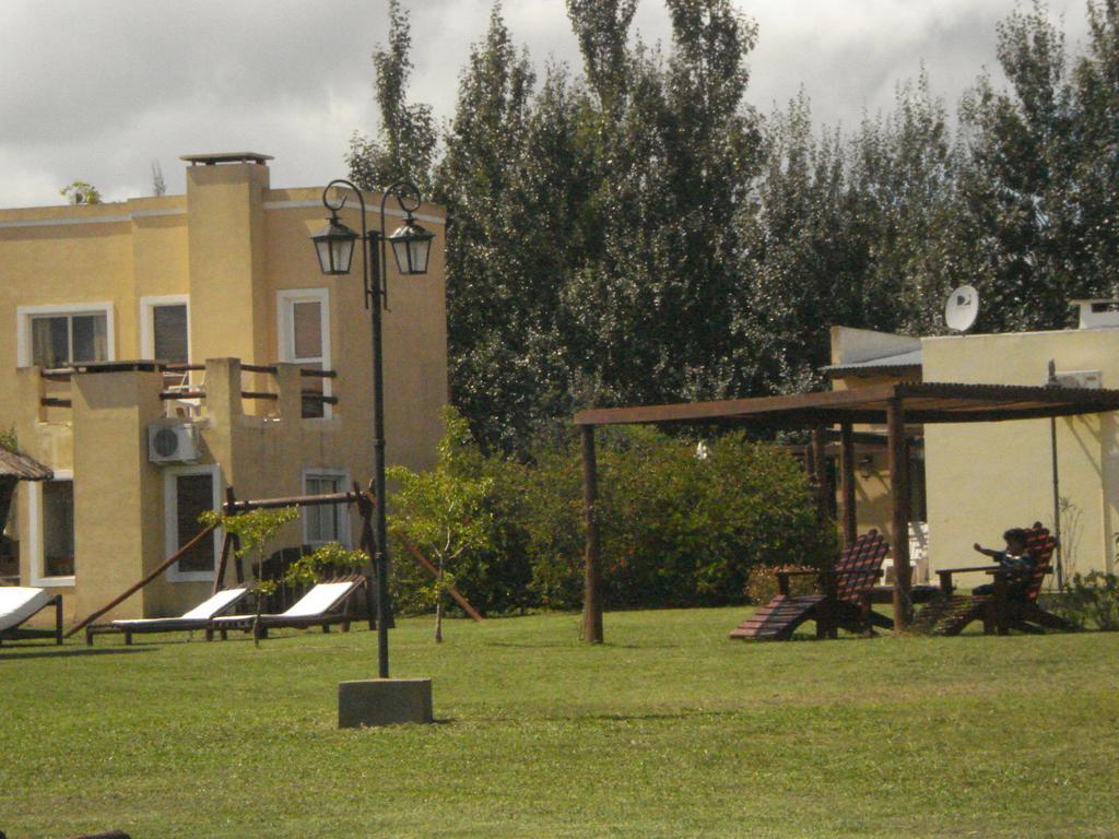 Cabanas Hoja De La Tierra Chascomus Exterior photo